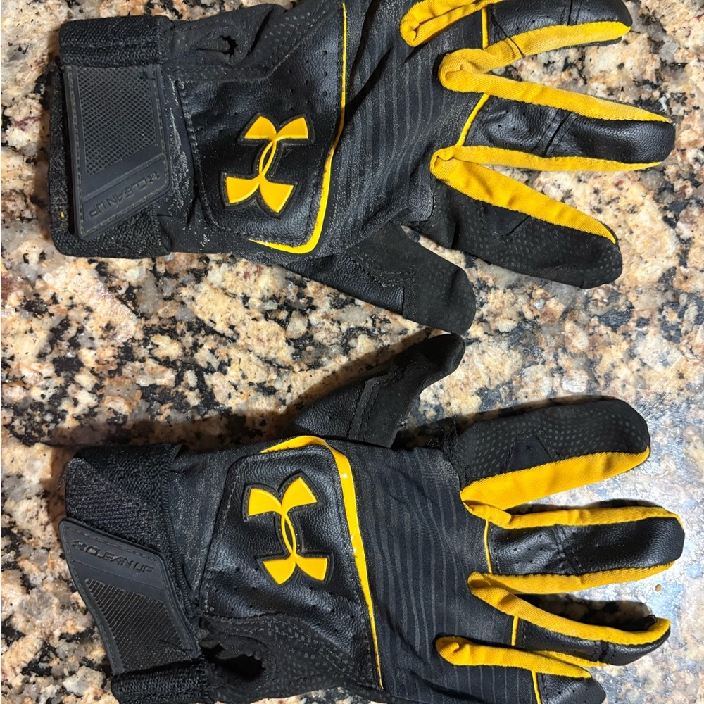 Under Armour Black and Gold batting Gloves youth xl